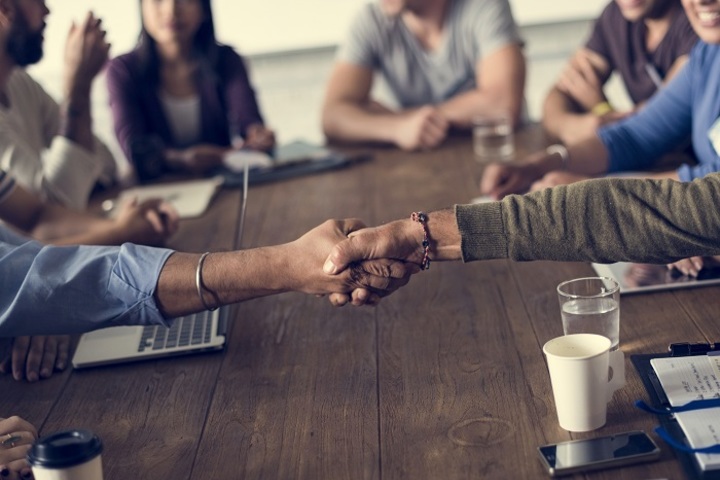 2 people shaking hands